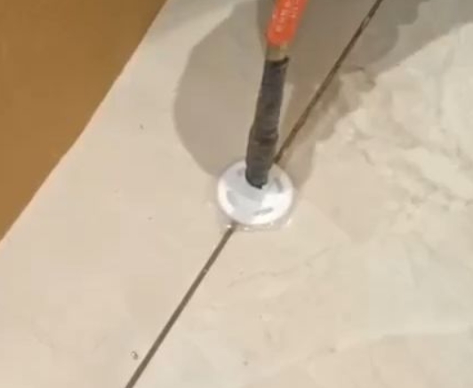 云浮瓷砖空鼓维修公司专业解答瓷砖在铺贴过程中，如果没有涂抹均匀到位的粘结材料（如水泥砂浆或瓷砖胶），可能会导致以下问题