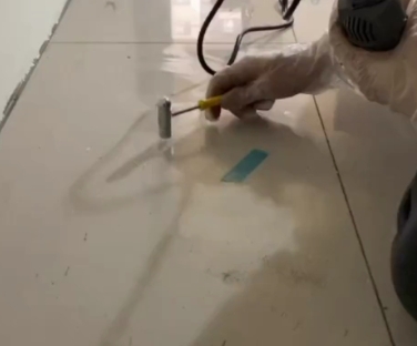 云浮瓷砖开裂维修公司专业分享瓷砖在铺贴前如果没有沥干水分，将会导致以下问题